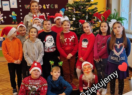 Uczniowie przy choince.