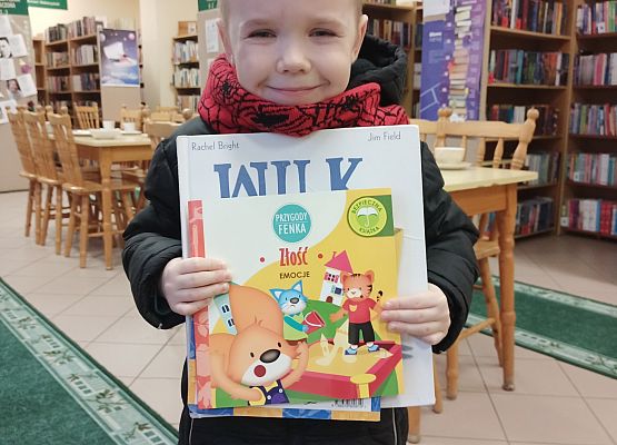 Chłopiec trzyma książkę