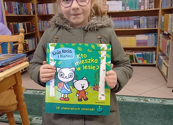 Dziewczynka trzyma książkę