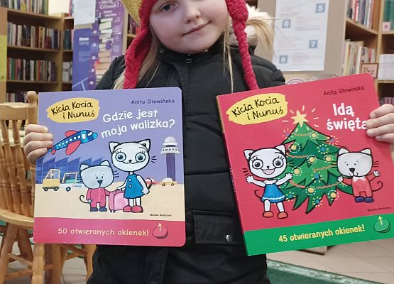 Dziewczynka trzyma książkę