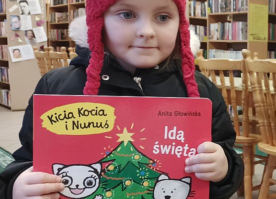 Dziewczynka trzyma książkę