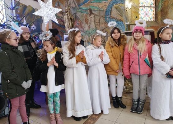 Uczniowie podczas występu w kościele