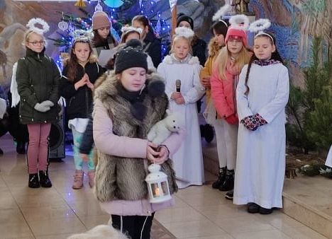 Uczniowie podczas występu w kościele