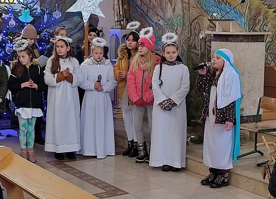 Uczniowie podczas występu w kościele