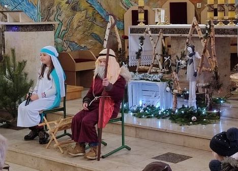 Uczniowie podczas występu w kościele