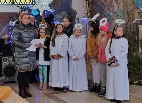 Uczniowie podczas występu w kościele