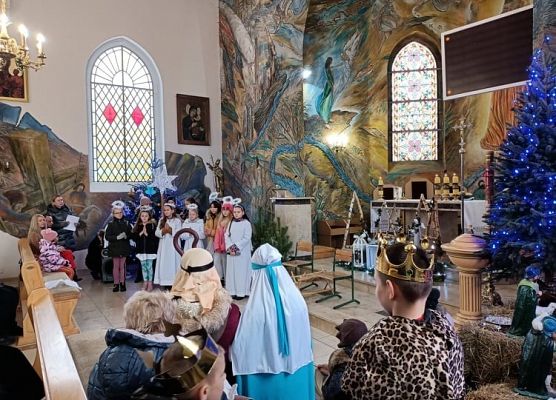 Uczniowie podczas występu w kościele