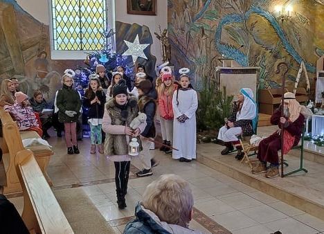 Uczniowie podczas występu w kościele