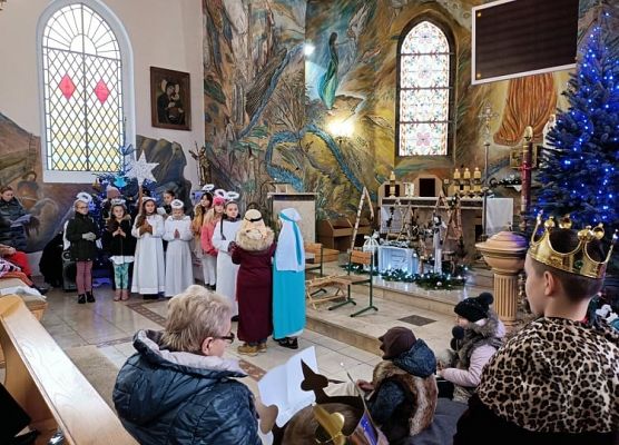 Uczniowie podczas występu w kościele