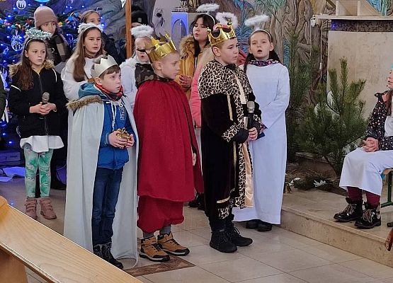 Uczniowie podczas występu w kościele