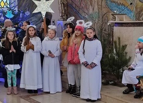 Uczniowie podczas występu w kościele