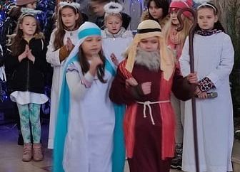 Uczniowie podczas występu w kościele