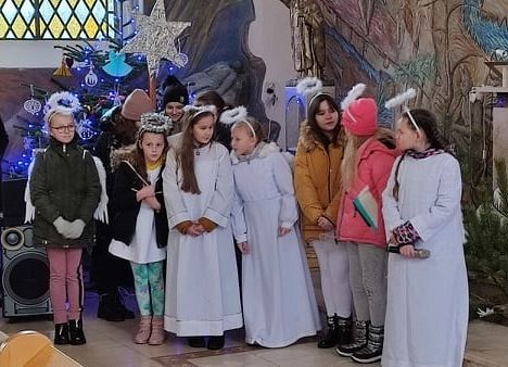 Uczniowie podczas występu w kościele