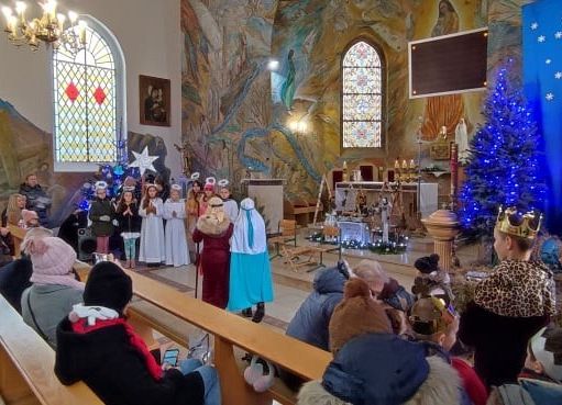 Uczniowie podczas występu w kościele