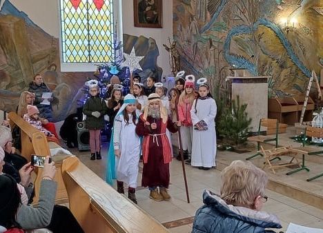 Uczniowie podczas występu w kościele