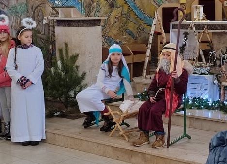 Uczniowie podczas występu w kościele