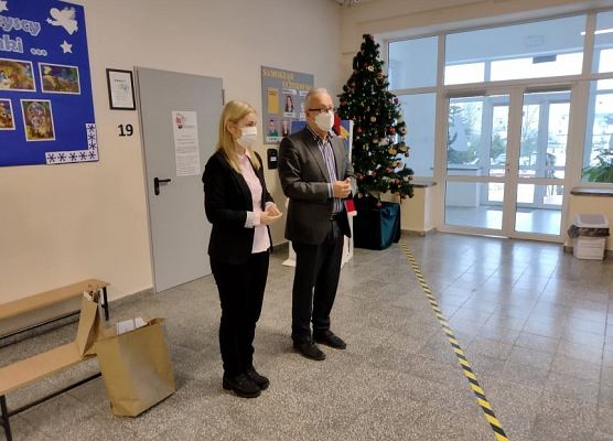 Dyrektor i nauczycielka ogłaszają wyniki konkursu