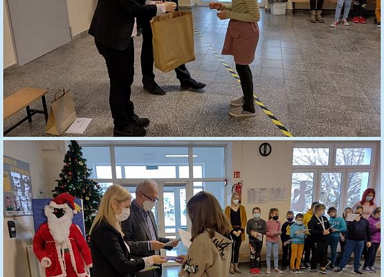 Uczennice odbierają nagrodę