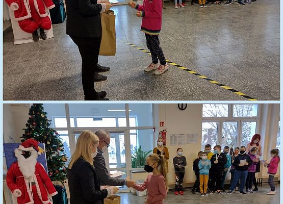 Uczennice odbierają nagrodę