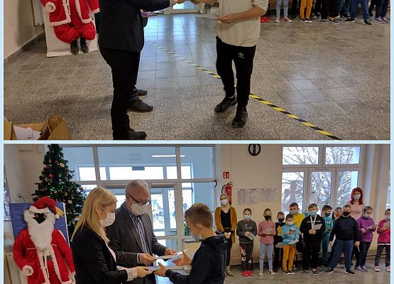 Uczniowie odbierają nagrodę