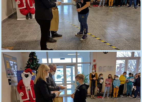 Uczniowie odbierają nagrodę