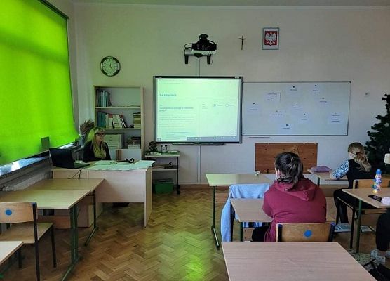 Uczniowie oglądają prezentację