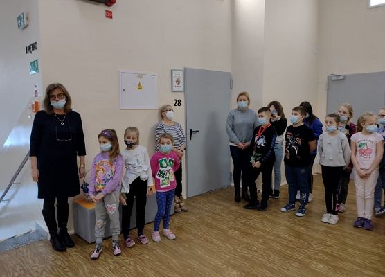 Pani dyrektor dziękuje uczniom