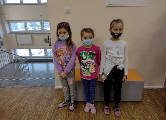 Uczniowie odbierają podziękowania od pani dyrektor