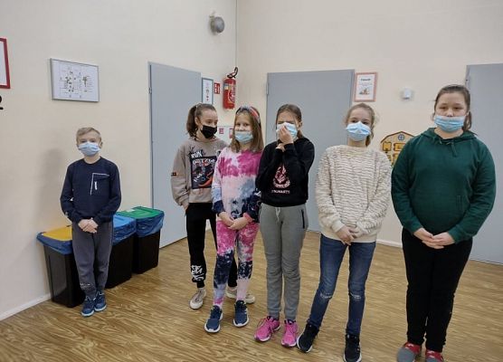 Uczniowie odbierają podziękowania od pani dyrektor