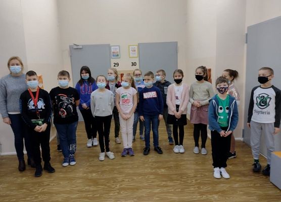 Uczniowie odbierają podziękowania od pani dyrektor