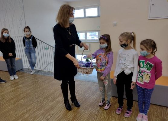 Uczniowie odbierają podziękowania od pani dyrektor