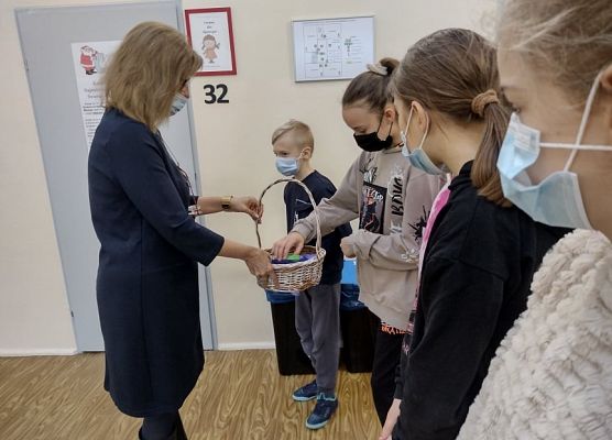 Uczniowie odbierają podziękowania od pani dyrektor