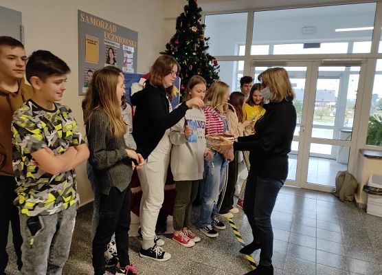 Uczniowie odbierają podziękowania od pani dyrektor