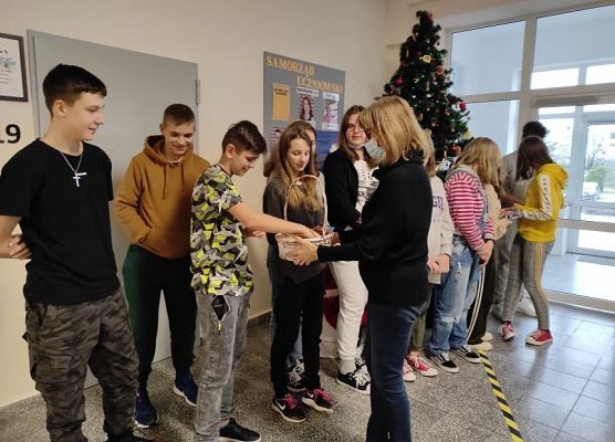 Uczniowie odbierają podziękowania od pani dyrektor