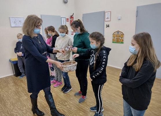 Uczniowie odbierają podziękowania od pani dyrektor