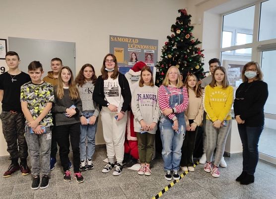 Zdjęcie grupowe uczniów i pani dyrektor