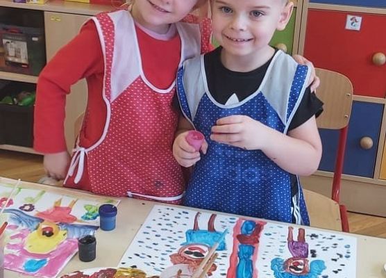 przedszkolaki wykonują prace plastyczne