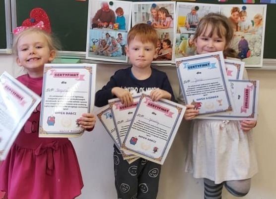 dzieci prezentują wykonane upominki dla babć i dziadków