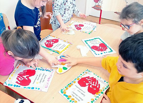 dzieci wykonują upominki dla babci i dziadka