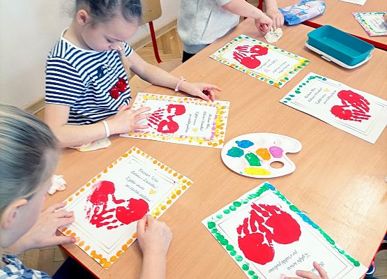 dzieci wykonują upominki dla babci i dziadka