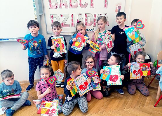 wspólne zdjęcie dzieci z wykonanymi upominkami dla dziadków