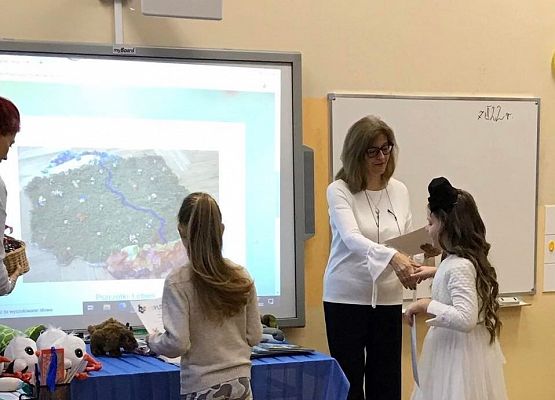 Uczennica odbiera dyplom