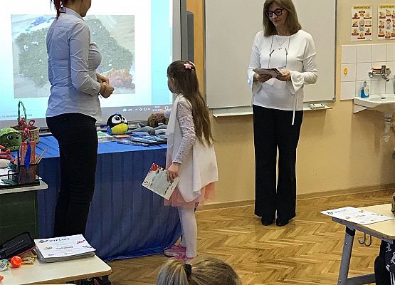 Uczennica odbiera nagrodę