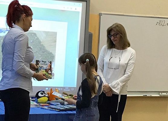 Uczennica odbiera nagrodę