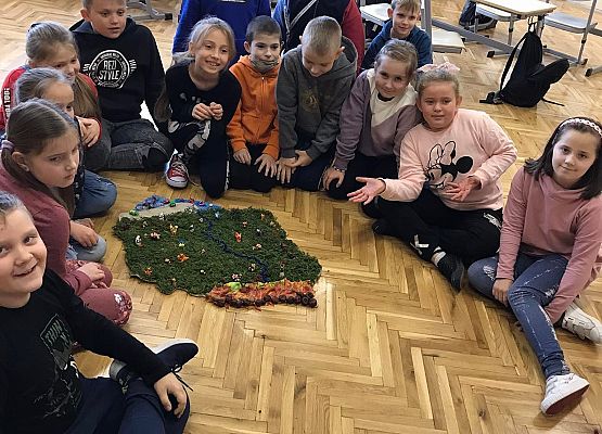 Uczniowie z mapą małej ojczyzny