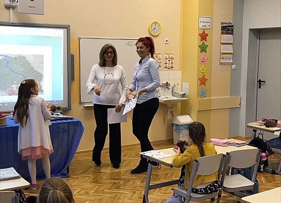 Wychowawca odbiera dyplom za udział w programie