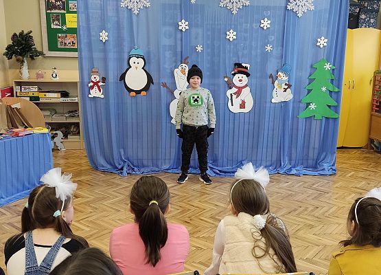 Chłopiec recytuje wiersz