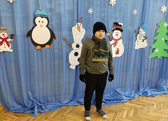 Chłopiec recytuje wiersz