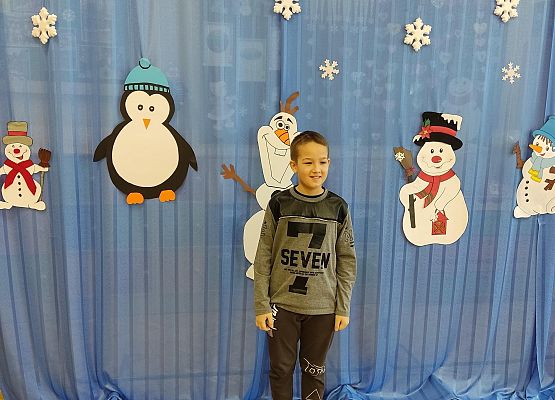 Chłopiec recytuje wiersz