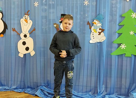 Chłopiec recytuje wiersz